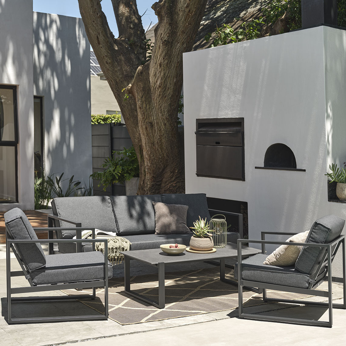 VONGE-sohvaryhmä ulkokäyttöön nopeasti kuivuvilla materiaaleilla Nopeasti kuivuva sohvaryhmä ulkokäyttöön mustilla pehmusteilla